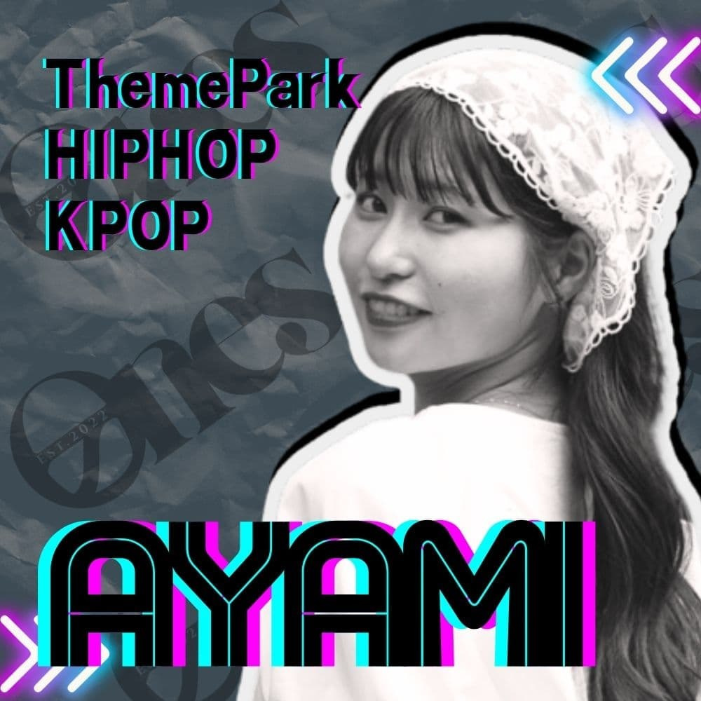 豊洲・有明ダンス教室ONESのAYAMI先生。サンリオやラグビー専属チア、テレビ千鳥ライブなど多数の出演歴を持つ現役プロ講師が、江東区のスタジオでテーマパークダンスやK-POPを基礎から情熱的に指導する様子。